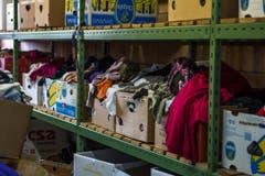 Blick in die Kleider Boutique: Hier können sich Asylsuchende mit verschiedensten Kleider eindecken. (Bild: Dominik Wunderli)