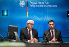 Die deutsche Regierung richtete einen Krisenstab ein. Aussenminister Frank-Walter Steinmeier (links) sagte, das Auswärtige Amt stehe "in engstem Kontakt" zu den französischen Behörden. Zu möglichen deutschen Todesopfern machte er zunächst keine Angaben. (Bild: Keystone)