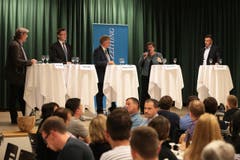 Das Wahlpodium 2015 für den Stände- und Nationalrat (von links): Die Nationalratskandidaten Andreas Fagetti und Peter Keller, Moderator Markus von Rotz sowie die Ständeratskandidaten Therese Rotzer und Hans Wicki. (Bild: Roger Zbinden / Neue NZ)