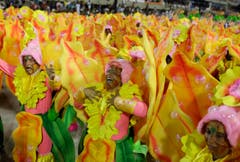 Mitglieder der «Grande Rio Samba School» während der Feierlichkeiten im Sambadrome in Rio de Janeiro. (Bild: Keystone)