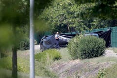 French police search for second man in factory attack (Bild: Keystone)