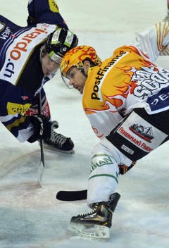 Nolan Diem vom EVZ (links) beim Bully gegen Berns Byron Ritchie. (Bild: Keystone)