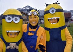 Sie waren eine der originellsten Gruppen: Sandra mit den Minions Clara und Emma. (Bild: Romano Cuonz)