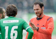 Schiedsrichter Nikolaj Haenni, rechts, unterhaät sich mit dem St. Galler Pascal Thrier. (Bild: Keystone)