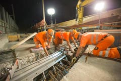Mitarbeiter der Firma Implenia legen die Geleise des Zentralbahn-Trasses frei für Sanierungsarbeiten. (Bild: Roger Zbinden / Neue NZ)