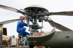 Ein arbeiter säubert den Rotor des Schweizer Super Puma Helikopters SA-332. (Bild: Jacques Brinon)