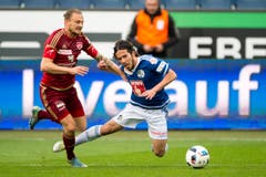 Jahmir Hyka (rechts) von Luzern erhält einen Penalty zugesprochen, nach dem Zweikampf gegen Nick Von Niederhäusern (Bild: Keystone / Urs Flüeler)