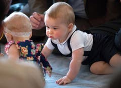 Der kleine Prinz George hatte seinen ersten öffentlichen Auftritt in einer Krabbelgruppe im Regierungsgebäude im neuseeländischen Wellington. (Bild: Keystone)