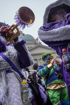 Die versammelten Guggenmusiken veranstalten das traditionelle Monsterkonzert auf dem Bundesplatz am Schluss des grossen Umzugs der Berner Fasnacht am Samstag. (Bild: ALESSANDRO DELLA VALLE)