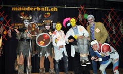 Maskierte aus Nah und Fern kamen ins Klosterdorf. (Bild: René Hensler, maeuderball.ch)