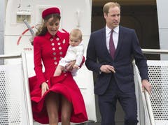 Mit einem traditionellen Nasenkuss und einem Maori-Tanz sind William und Kate bei ihrer ersten grossen Auslandsreise mit dem acht Monate alten George in Neuseeland begrüsst worden. (Bild: Keystone)