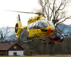 Ein Rettungshelikopter im Einsatz. (Bild: EPA/Sven Hoppe)