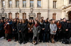 Studenten singen die Nationalhymne. (Bild: EPA / Guillaume Horcajuelo)