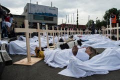 Aktivisten propagieren die «Rote Karte» für den Weltfussballverband. Sie erinnern an schlechten Bedingungen der Arbeiter, die in Katar die Infrastruktur für die kommende WM bauen. Die Arbeiten forderten bisher Hunderte von Todesopfern. (Bild: KEYSTONE/ENNIO LEANZA)