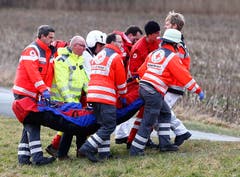 Rettungskräfte versorgen einen Verletzten. (Bild: AP/Matthias Schrader)