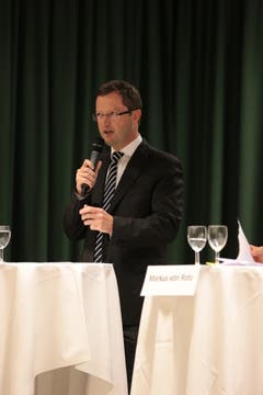 «Weltwoche»-Journalist Keller nahm wie gewohnt kein Blatt vor den Mund: «Die europäische Asyl- und Migrationspolitik gibt es zwar, aber sie funktioniert nicht.» Längst nicht alle Staaten würden das Schengen-Dublin-Abkommen umsetzen. Das Scheitern werde in der jetzigen Phase deutlich sichtbar. Faktisch habe die Schweiz Verträge mit der EU, diese würden aber nicht eingehalten. «Deshalb sollte die Schweiz Massnahmen ergreifen.» (Bild: Roger Zbinden / Neue NZ)