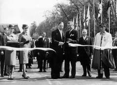 Assistiert vom damaligen Präsident des Organisationskomitees, Ständerat Despland, Mitte rechts, eröffnet Bundespräsident von Moos, Mitte, 1964 in Lausanne die Landesausstellung (Bild: Keystone / Str)