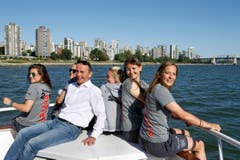 V.l.n.r.: Ramona Bachmann, Vanessa Bürki, Assistenztrainer Simon Steiner, Lara Dickenmann, Barla Deplazes und Sandra Betschart. (Bild: KEYSTONE / SALVATORE DI NOLFI)