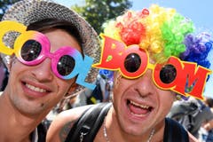 Raver mit lustigen Brillen. (Bild: Keystone)