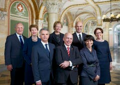 2013 (von links): Johann Schneider Ammann, Simonetta Sommaruga, Didier Burkhalter, Eveline Widmer-Schlumpf, Bundespräsident Ueli Maurer, Alain Berset, Doris Leuthard und Bundeskanzlerin Corina Casanova vor dem Sitzungszimmer des Bundesrats im Bundeshaus West. (Bild: Bundeskanzlei / Ulrich Liechti)