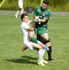 Chams torhüter Merlo checkt den Gegner nieder. (Bild: Raphael Biermayr / Neue ZZ)
