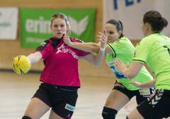 Spono-Topskorerin Lisa Frey (links) gegen die Zugerinnen Ariane Geissmann (mitte) und Stefanie Javet. (Bild: Corinne Glanzmann)