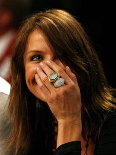 Schauspielerin Cameron Diaz versucht am 18. Februar 2007 während eines NBA-All-Star-Spiels ihr Lachen mit der Hand zu verbergen. (Bild: Keystone)