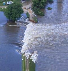 Bei Fischbeck brach ein Damm. (Bild: Keystone)