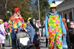 An der Kinderfasnacht Hergiswil sorgten längst nicht nur die Kleinen für die fasnächtliche Stimmung. (Bild: Matthias Piazza (Hergiswil, 17. Februar 2017))