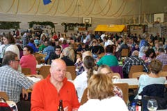 Die prall gefüllte Mehrzweckhalle. (Bild: Ernst Immoos)