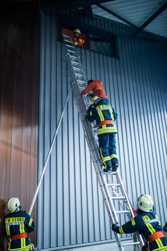 Die Feuerwehr Kerns rettet eine Person aus einem Gebäude. (Bild: Roger Grütter / Neue LZ)