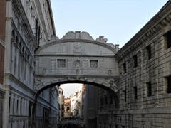"Seufzer-Brücke" das ist der Name dieser Sehenswürdigkeit in Venedig. Ja, jeder der Gefangenen, der damals diese Brücke überqueren musste, machte das kaum ohne einen tiefen "Seufzer". (Bild: Margrith Imhof-Röthlin)