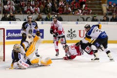 Luganos Goalie Elvis Merzlikins, Lorenz Kienzle and Julien Vauclair, von links, kämpfen um den Puck mit Team Canadas Tom Pyatt and Chris Didomenico, von links. (Bild: Keystone/ PASCAL MULLER)
