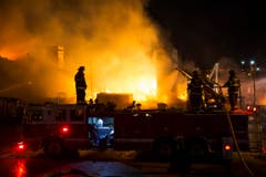 In der Nacht auf Dienstag muss die Feuerwehr Brände löschen.i) (Bild: Keystone / Evan Vucci)
