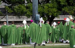 Hohe Würdenträger der Kirche verlassen den Revolutionsplatz in Havanna, wo der Papst mit Tausenden von Gläubigen eben die Messe feierte. (Bild: Keystone)