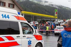 Passagiere des entgleisten Zuges im Bahnhof Tiefencastel. (Bild: Keystone)