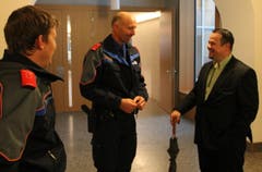 SVP-Kandidat Xaver Schuler unterhält sich mit den Polizisten. (Bild: Geri Holdener)