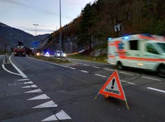 Rettungsdienst und Polizei unterwegs zum Unfallort. (Bild: Geri Holdener)