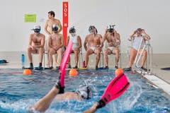Die Auswechselspieler warten auf ihren Einsatz. (Bild: Pius Amrein)
