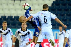 Marco Schneuwly (links) von Luzern im Spiel gegen Orlando Urbano. (Bild: Keystone/ Urs Flüeler)