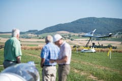 Besucher verfolgen die Flugdemonstration der Motorschirme. (Bild: Keystone / ENNIO LEANZA)
