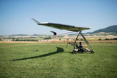 Toni Roth fliegt an der Flugdemonstration der Motorschirme. (Bild: Keystone / ENNIO LEANZA)