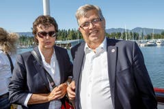 Die Schweizer Teammanagerin Sonia Testaguzza und Peter Hofstetter, Leiter der Delegation des Schweizer Nationalteams posieren an Bord des Bootes. (Bild: KEYSTONE / SALVATORE DI NOLFI)