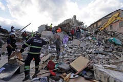 Rettungskräfte suchen in den Trümmern von Amatrice nach Überlebenden. (Bild: AP / Alessandra Tarantino)