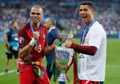 Cristiano Ronaldo (rechts) und Pepe mit dem Pokal. (Bild: Keystone)