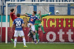 Vaduzs Mario Bühler (links) erzielt das 1:1 gegen Luzerns Francois Affolter (mitte) und David Zibung (Bild: Philipp Schmidli)