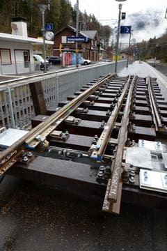 Dieser Teil einer Weiche wartet auf dem Bahnhof Brünig auf den Weitertransport. (Bild: Robert Hess / Neue OZ)