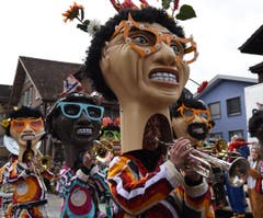 Die Guuggenmusig Arvi-Hyler am Umzug der Kinderfasnacht Kerns. Die Guugge feiert ihr 35-Jahr-Jubiläum. (Bild: Robert Hess (Neue OZ))