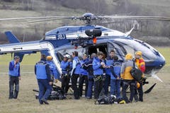 Rettungskräfte bereiten sich auf ihren Einsatz vor. (Bild: Keystone)