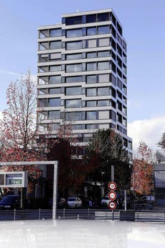 Obstverband, Zug Das Hochhaus steht an der urbanen Hauptachse. Das Erdgeschoss wird öffentlich genutzt, darüber sind vier Geschosse mit Büros angeordnet - der Rest besteht aus Wohnungen. Es gibt einen grosszügigen, parkähnlichen Freiraum auf der Rückseite. Insbesondere die Wohnungen werden mit überhohen Räumen zu einem differenzierten Raumgefüge komponiert. Nicht die minimalistische Form, sondern der skulpturale Körper des Turms wird gesucht. (Bild: Stefan Kaiser / Neue ZZ)